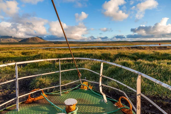 Auténtico Barco Viejo Pescador Naufragado Una Playa Islandesa Bajo Sol — Foto de Stock