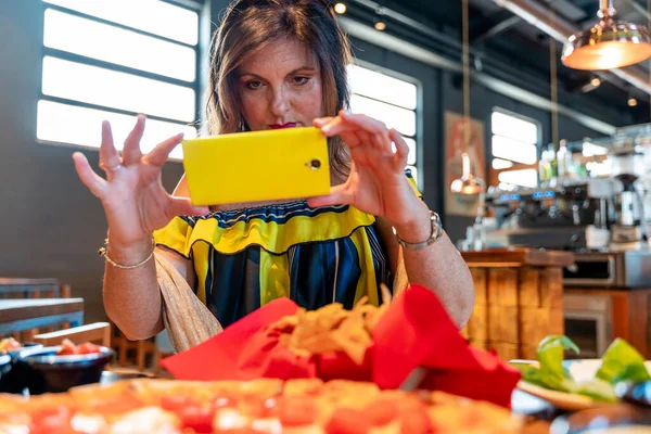 Elegante Mujer Madura Está Fotografiando Algo Comida Con Teléfono Inteligente — Foto de Stock
