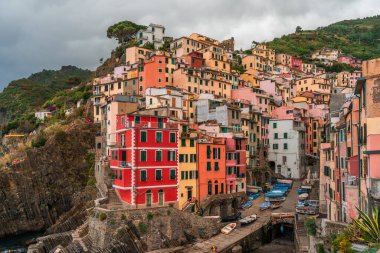 Cinque Terre 'deki bir köyün panoramik görüntüsü - Riomaggiore, Liguria' nın antik köylerinden biridir.