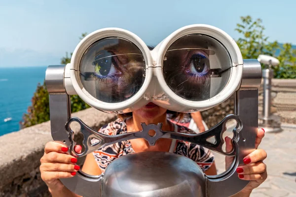 Eine Frau Blickt Durch Ein Fernglas Auf Eine Terrasse Meer — Stockfoto