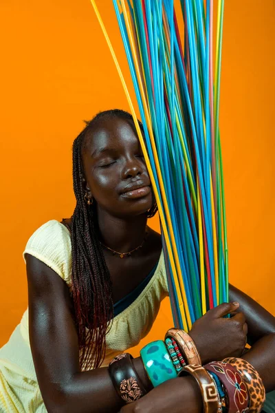 Молодая Африканская Девушка Закрытыми Глазами Играющая Длинными Красочными Соломинками Снимок — стоковое фото
