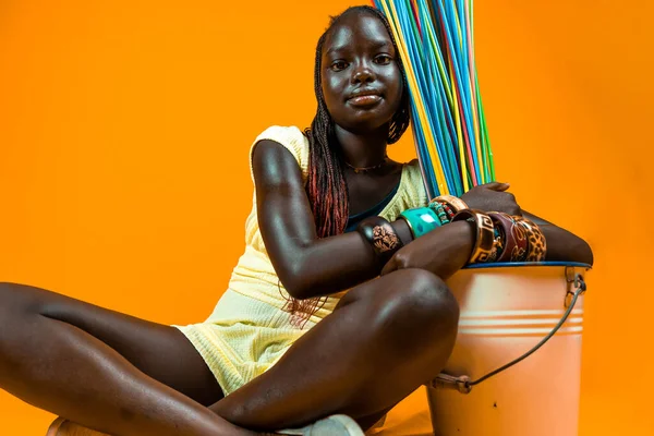 Sorrindo Jovem Adolescente Africano Está Brincando Com Palhinhas Longas Coloridas — Fotografia de Stock