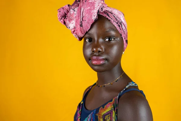 Retrato Adolescente Africana Com Cachecol Étnico Colorido Cabeça Isolado Fundo — Fotografia de Stock