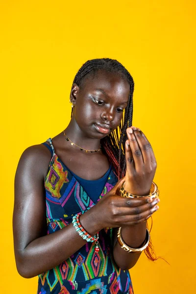 Portrait Young Cute African Teen Wearing Traditional Dress Bracelets Studio — Stock Photo, Image