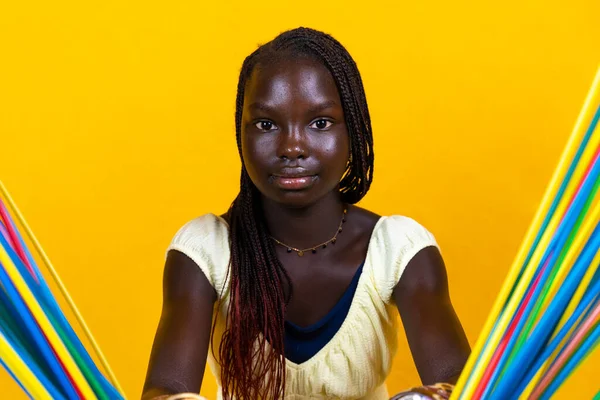 Adolescente Africano Muito Jovem Está Brincando Com Palhinhas Longas Coloridas — Fotografia de Stock