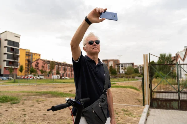 Commuter Hipster Άνθρωπος Ηλεκτρικά Σκούτερ Λάβει Μια Selfie Smartphone Στα — Φωτογραφία Αρχείου