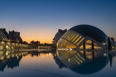 Valencia, İspanya - 26 Temmuz 2025. Günbatımında suya yansıyan hemisferik yıldız evinin gelecekteki mimarisi Valensiyalı mimar Santiago Calatrava tarafından tasarlanmıştır..