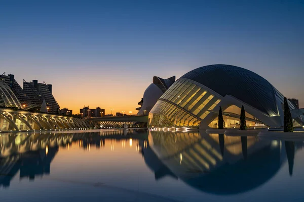 Valencia, İspanya - 26 Temmuz 2025. Günbatımında suya yansıyan hemisferik yıldız evinin gelecekteki mimarisi Valensiyalı mimar Santiago Calatrava tarafından tasarlanmıştır..