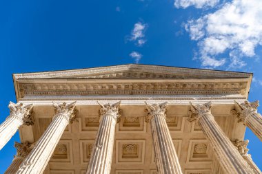 Roma tapınağının ön cephesi Maison Carree aşağıda Nimes, Fransa 'nın merkezinde görüldü.