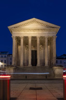 Fransa, Nmes 'in merkezinde gece vakti Maison Carree adında bir Roma tapınağı.
