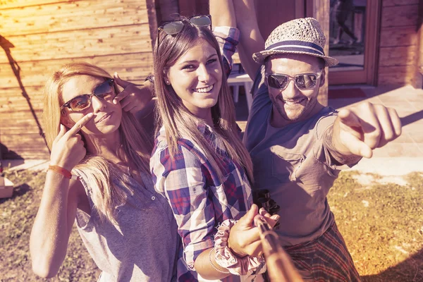 Skupina usmívající se přátel, přičemž legrační selfie s Kobaltová modř telefon — Stock fotografie