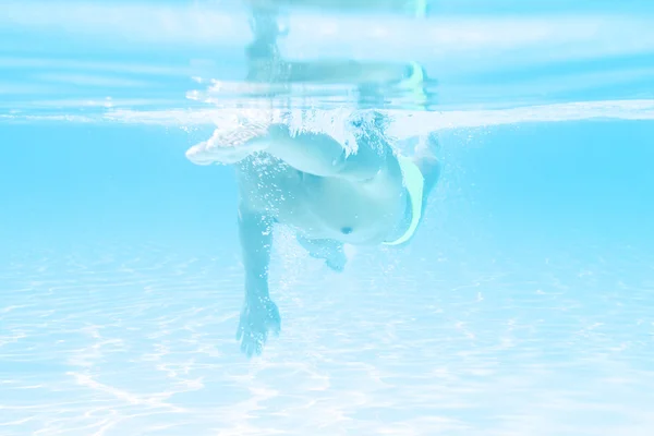 Jeune homme nageant le style de rampement avant dans une piscine — Photo