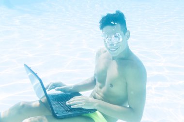 genç adam onun laptop sualtı zevk