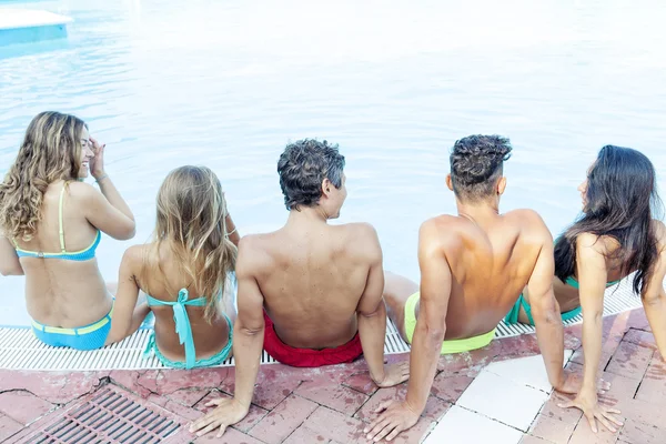 Beaux jeunes gens qui s'amusent dans la piscine — Photo