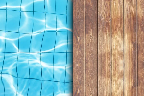 Terrasse en bois sur fond de piscine — Photo