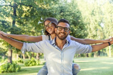 Parkta eğleniyor güzel genç Çift