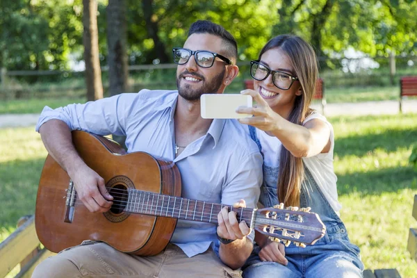 愛の若いカップルは再生ギター中 selfie — ストック写真