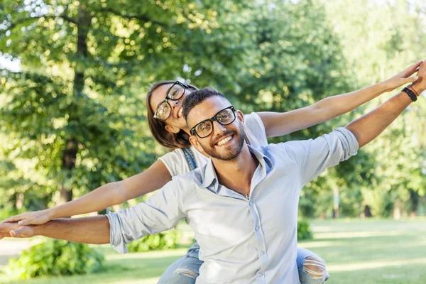 Beau jeune couple s'amusant dans le parc — Photo