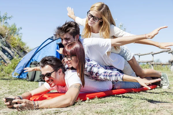 Jungen und Mädchen auf Zeltplatz lächelnd aneinandergereiht — Stockfoto
