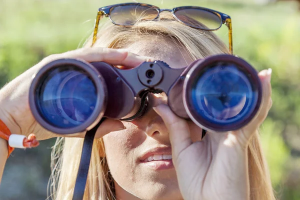 Bella ragazza con binocolo guardando l'orizzonte — Foto Stock