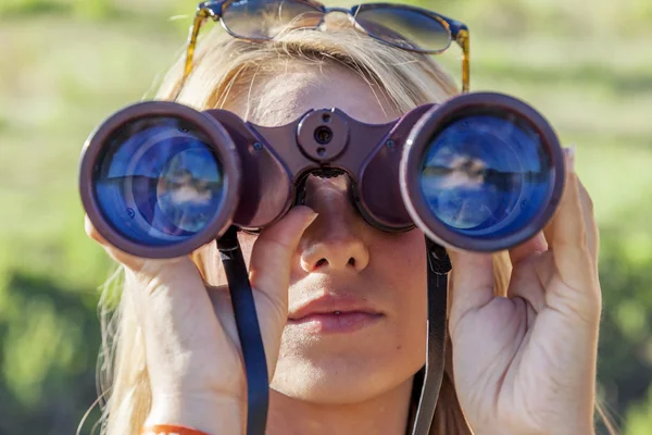 Bonita chica con prismáticos mirando al horizonte — Foto de Stock