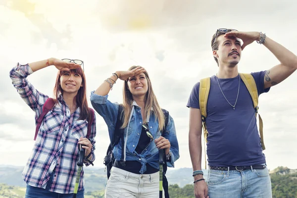 Gruppo di giovani adulti guarda all'orizzonte durante le escursioni — Foto Stock