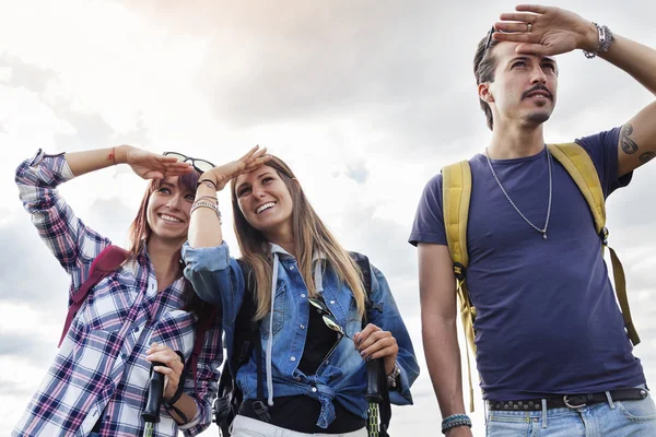 Gruppo di giovani adulti guarda all'orizzonte durante le escursioni — Foto Stock