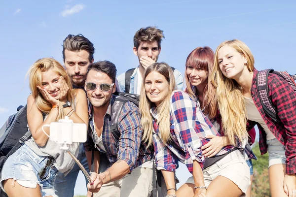 Gruppe von Freunden beim Selbstporträt mit Selfie-Stick — Stockfoto