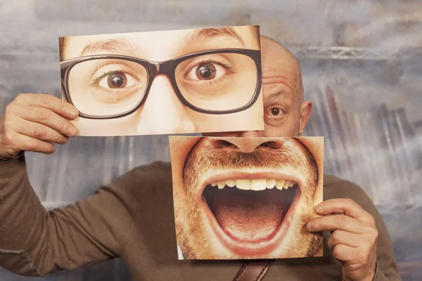 Skallig man hålla ett kort med ett stort leende och stora glasögon på den — Stockfoto