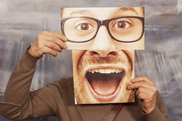 Man met een kaart met een grote glimlach en grote glazen op het — Stockfoto