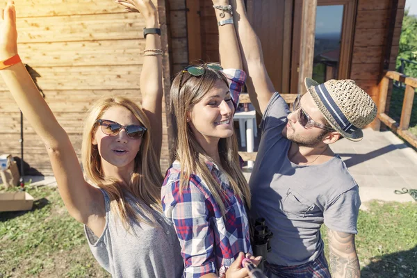 Gruppo di amici sorridenti prendere divertente selfie con smart phone — Foto Stock