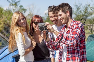 Grup dijital fotoğraf makinesinde genç yetişkin izlerken fotoğrafı