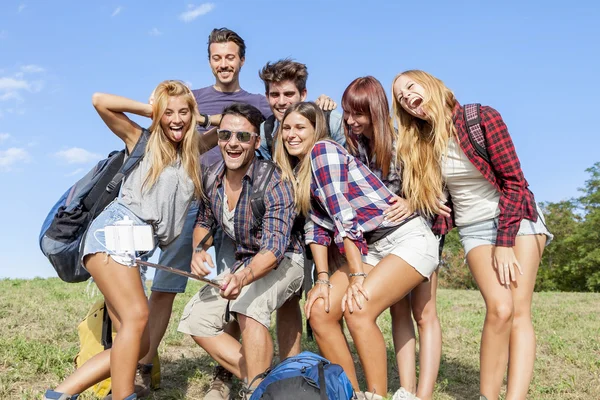 Gruppe von Freunden beim Selbstporträt mit Selfie-Stick — Stockfoto