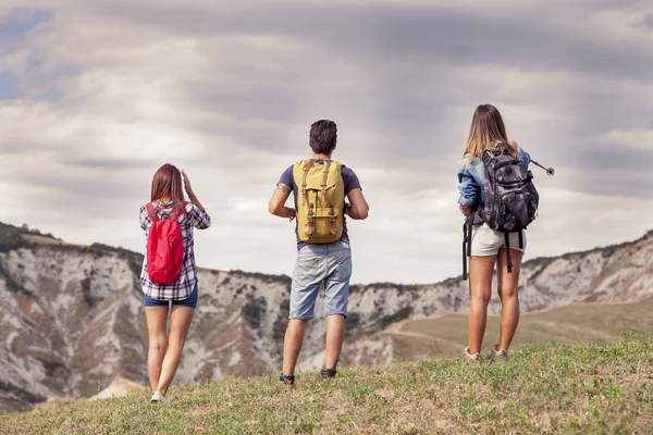Skupina mladých turistů v hoře — Stock fotografie