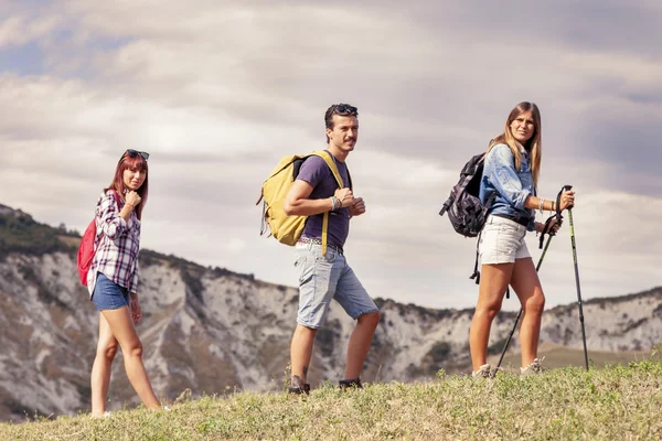 Grupo de jovens caminhantes na montanha em único arquivo — Fotografia de Stock