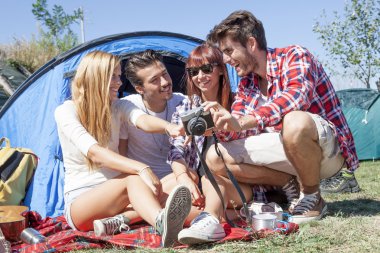 Grup dijital fotoğraf makinesinde genç yetişkin izlerken fotoğrafı