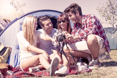 Grup dijital fotoğraf makinesinde genç yetişkin izlerken fotoğrafı