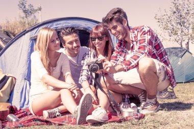 Grup dijital fotoğraf makinesinde genç yetişkin izlerken fotoğrafı