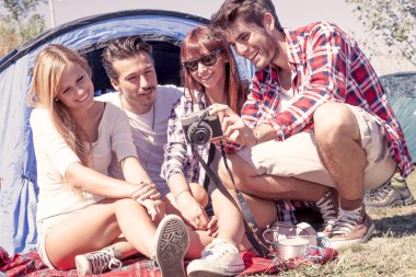 Grup dijital fotoğraf makinesinde genç yetişkin izlerken fotoğrafı