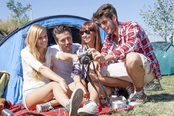 Grup dijital fotoğraf makinesinde genç yetişkin izlerken fotoğrafı