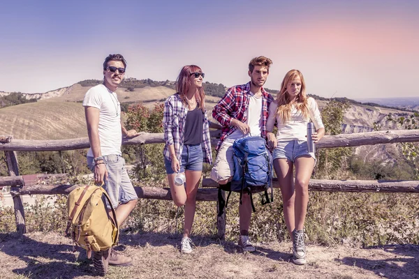 Grupo de jovens caminhantes nas montanhas preparando uma excursão — Fotografia de Stock