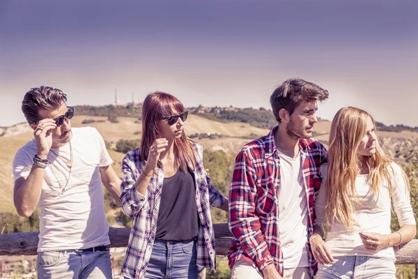 Grupo de jóvenes excursionistas en las montañas preparando una excursión — Foto de Stock