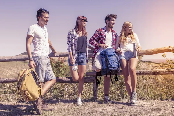 Gruppe junger Bergwanderer bereitet einen Ausflug vor — Stockfoto