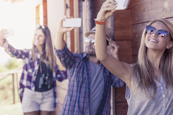 Skupina s úsměvem přátel v rámci zástupu legrační selfie s — Stock fotografie