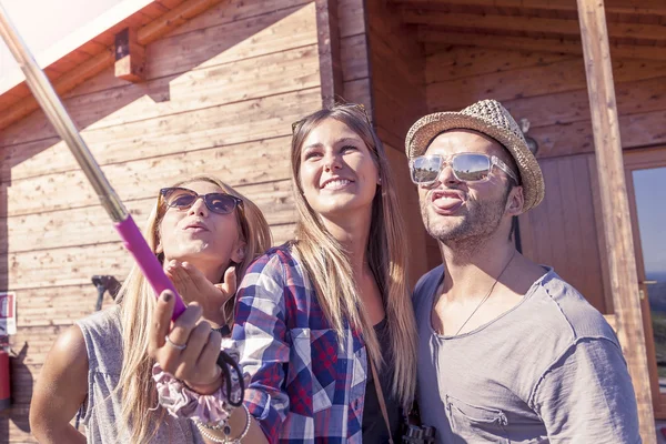 Skupina usmívající se přátel, přičemž legrační selfie s Kobaltová modř telefon — Stock fotografie