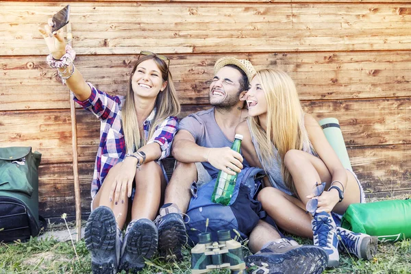 Skupina usmívající se přátel, přičemž legrační selfie s Kobaltová modř telefon — Stock fotografie