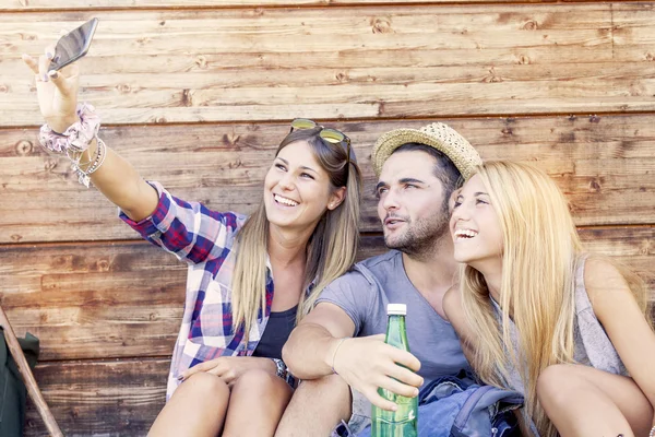 Gruppe lächelnder Freunde macht lustiges Selfie mit Smartphone — Stockfoto