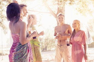 Gençler kumsalda kutluyor