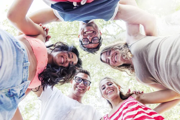 Groupe d'amis souriants en cercle - vue du bas — Photo