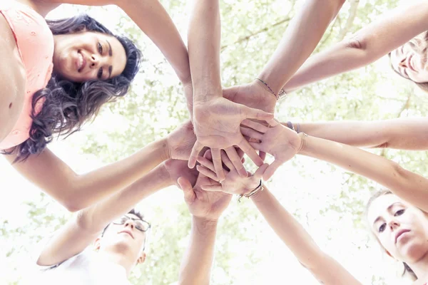 Gruppe junger Erwachsener legt ihre Hände im Kreis zusammen — Stockfoto